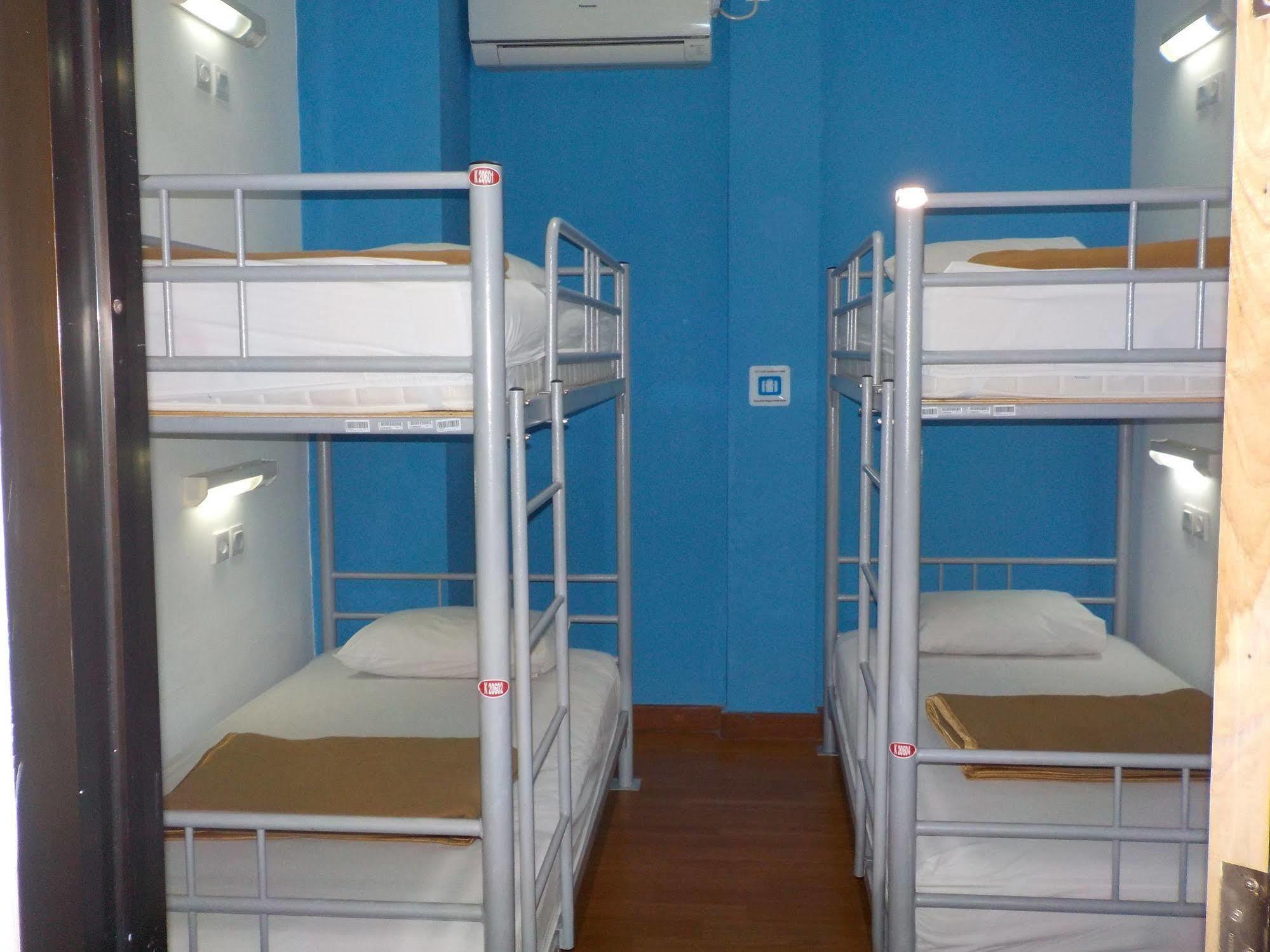 Cx Hostel Kuta Raya Exterior foto